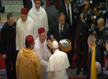 A book is presented in a basket to the pope and the king of Morocco